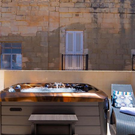 Exquisite 3-Bedroom Duplex Penthouse With Jacuzzi In Valletta Centre 外观 照片