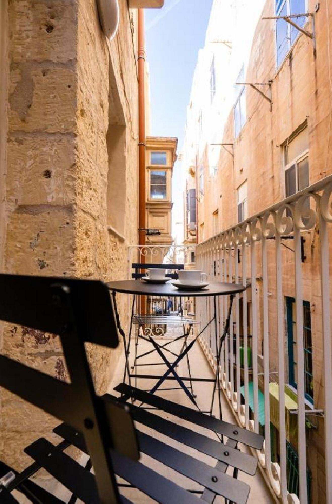 Exquisite 3-Bedroom Duplex Penthouse With Jacuzzi In Valletta Centre 外观 照片