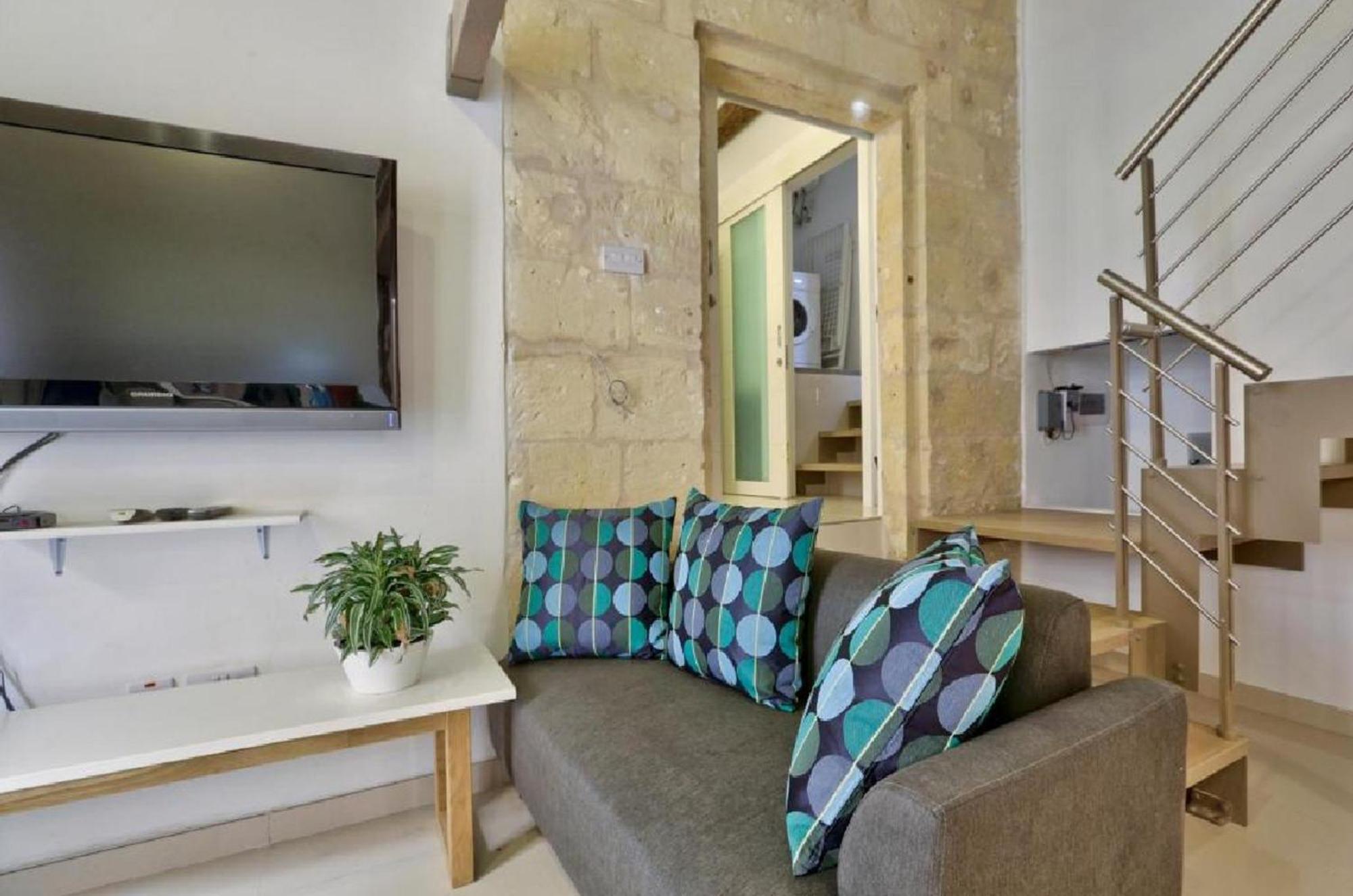 Exquisite 3-Bedroom Duplex Penthouse With Jacuzzi In Valletta Centre 外观 照片