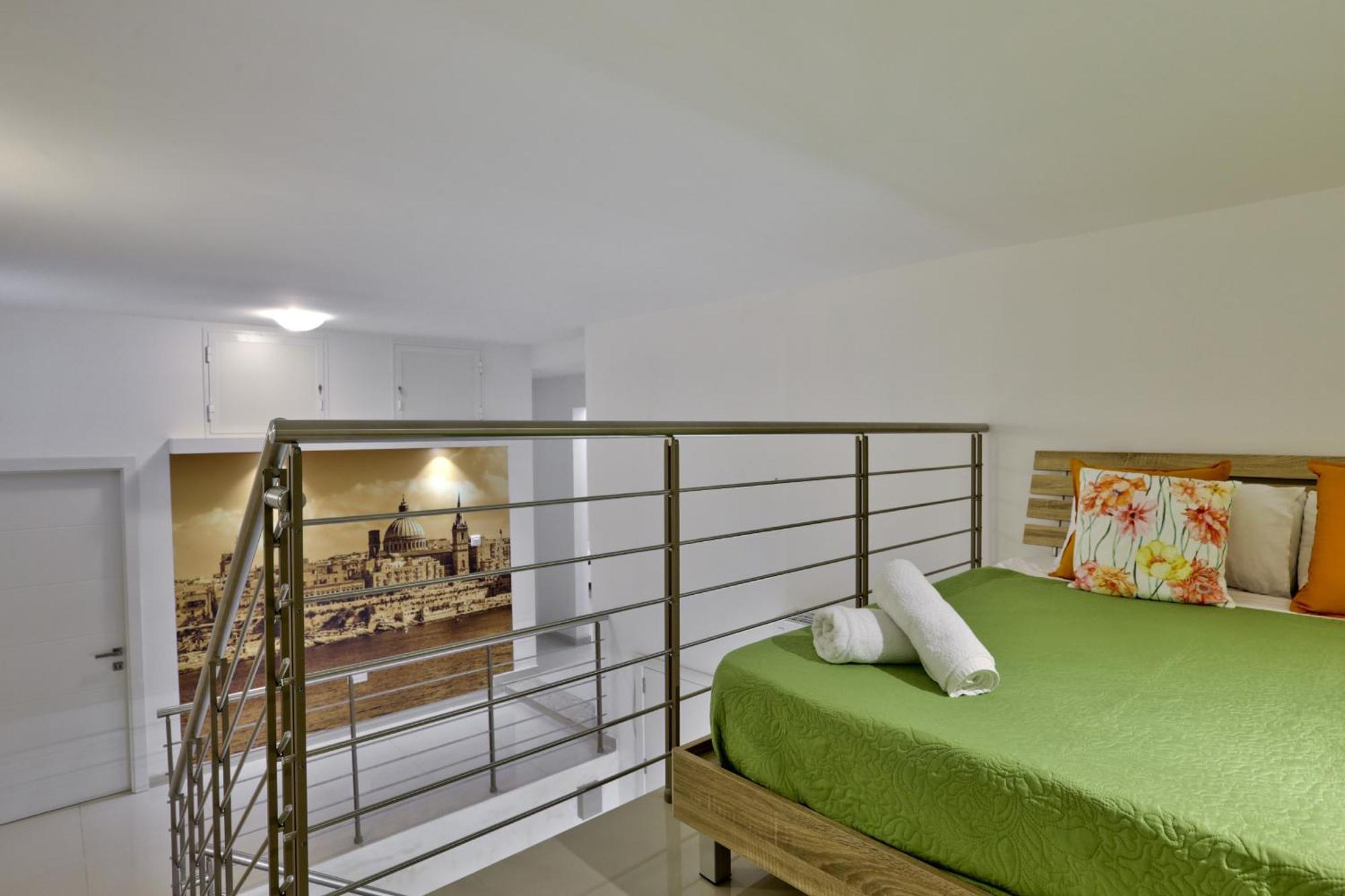 Exquisite 3-Bedroom Duplex Penthouse With Jacuzzi In Valletta Centre 外观 照片