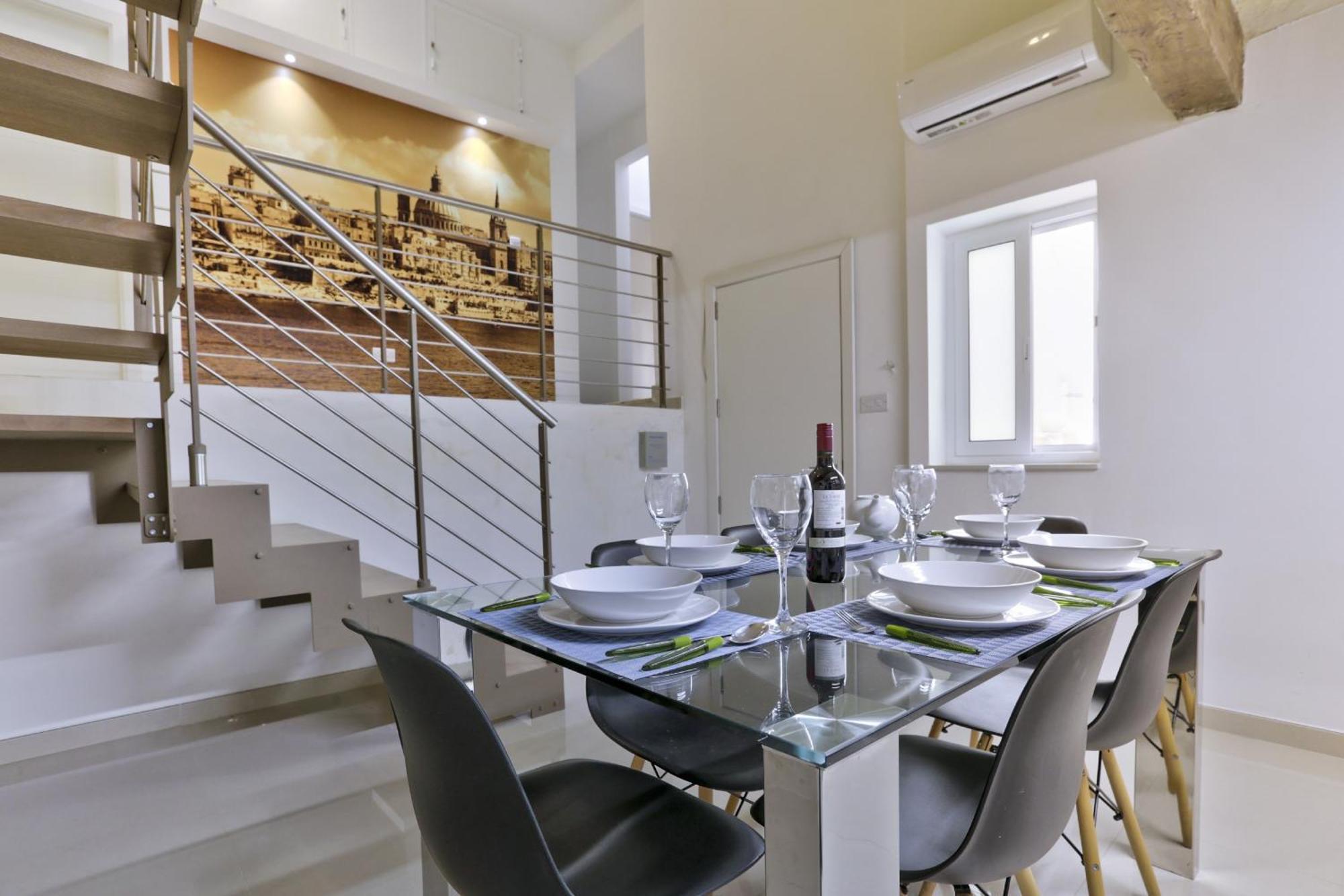 Exquisite 3-Bedroom Duplex Penthouse With Jacuzzi In Valletta Centre 外观 照片