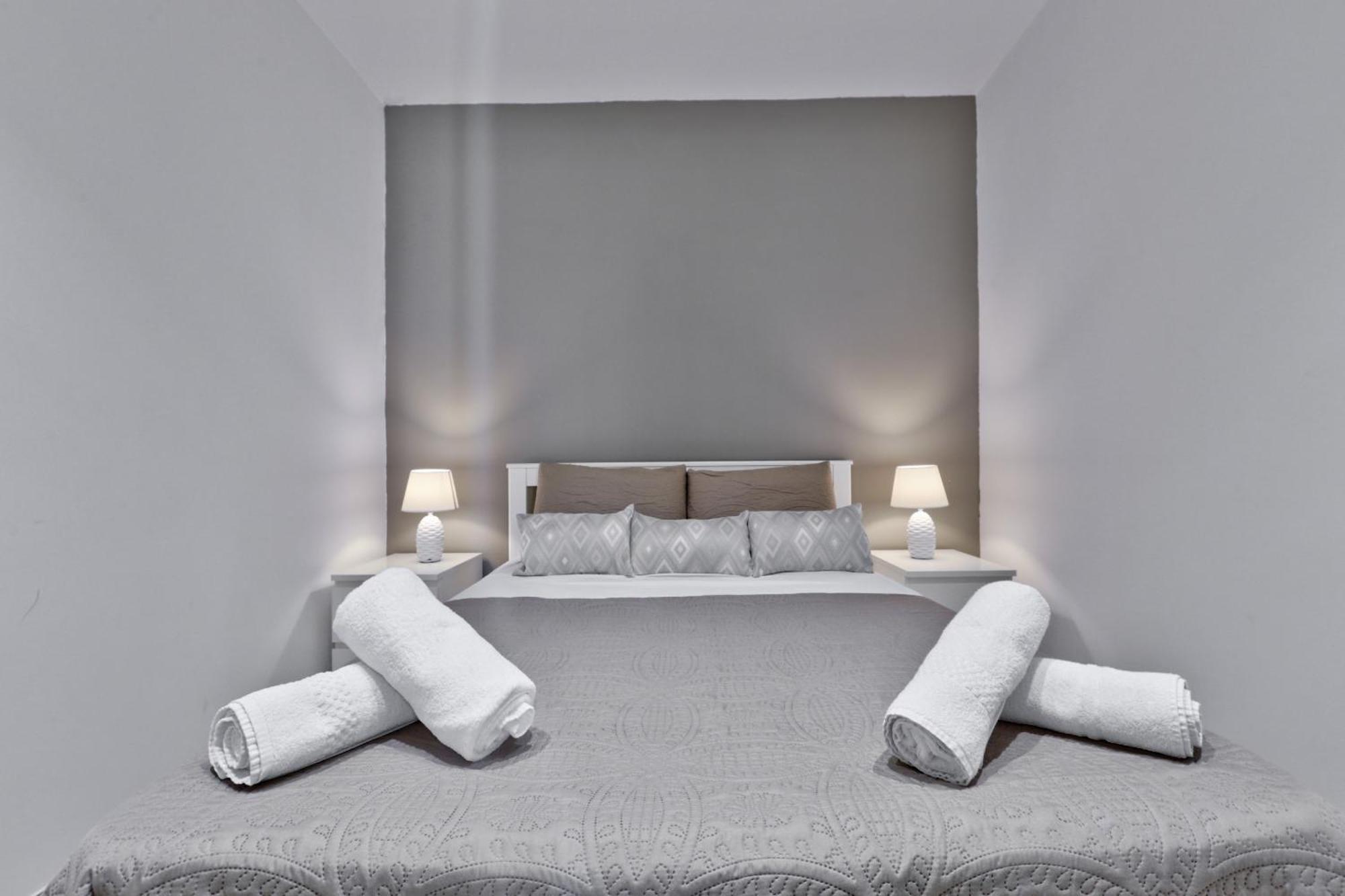 Exquisite 3-Bedroom Duplex Penthouse With Jacuzzi In Valletta Centre 外观 照片
