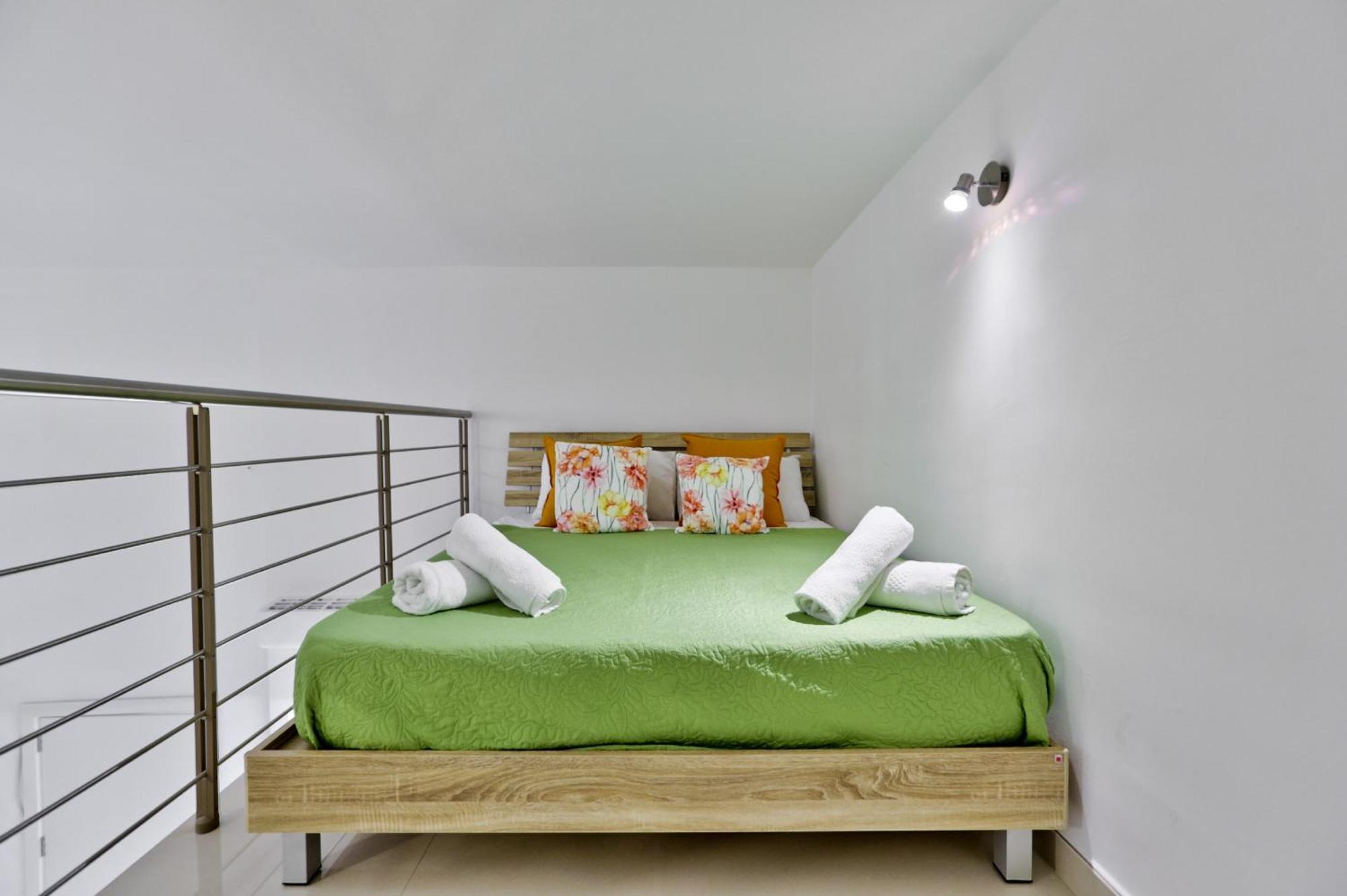Exquisite 3-Bedroom Duplex Penthouse With Jacuzzi In Valletta Centre 外观 照片