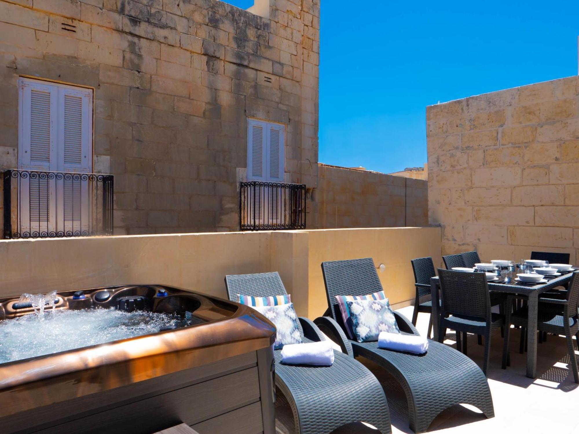Exquisite 3-Bedroom Duplex Penthouse With Jacuzzi In Valletta Centre 外观 照片