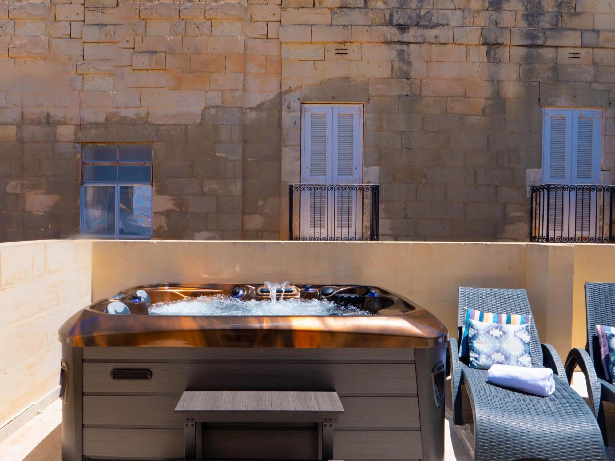 Exquisite 3-Bedroom Duplex Penthouse With Jacuzzi In Valletta Centre 外观 照片