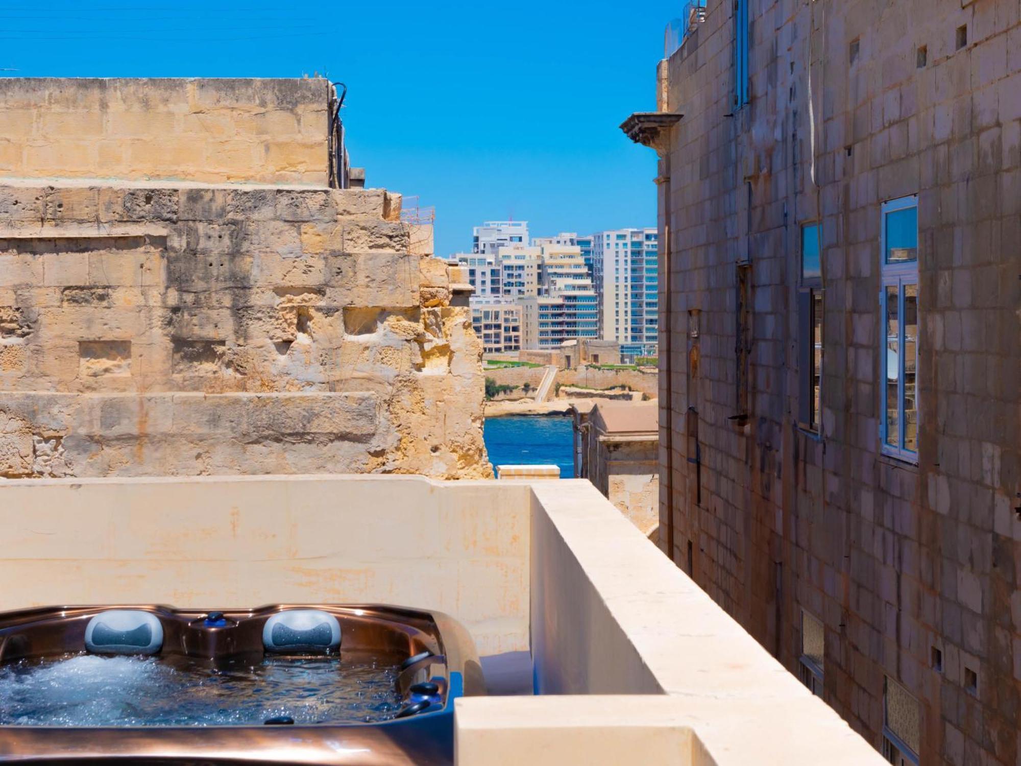 Exquisite 3-Bedroom Duplex Penthouse With Jacuzzi In Valletta Centre 外观 照片